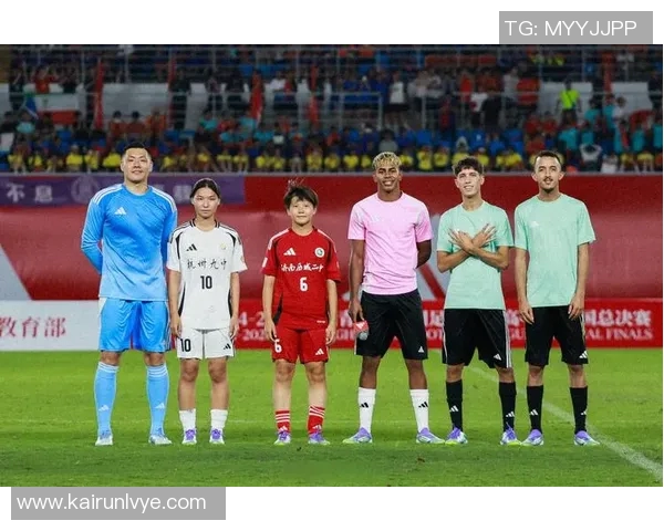 那些与足球明星相似的女生她们的魅力与风采展现