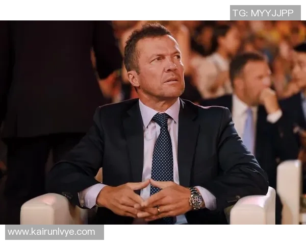 陈铭深度解析足球明星背后的故事与成就，带你领略不一样的足球世界